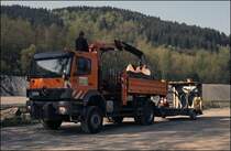 Der Schotter ist aufgeladen und der Kran wird wieder auf die Mulde gesetzt... 