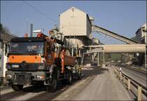 ... vor und nach dem beladen wird das Fahrzeug gewogen. Der ATEGO 1828  PALIFT  sonnt sich im Morgenlicht des 24.04.2009. Im Hintergrund die Anlagen der Basalt-Actrien-Gesellschaft. 