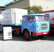 Skoda Zugmaschine mit Tieflader der Spedition Heinz Gerloff aus Schwanebeck. Neben diesem Fahrzeug pr�sentierte sich das mittelst�ndige Unternehmen aus Sachsen-Anhalt mit drei weiteren Fahrzeugen in einem hervorragenden Pflegezustand.