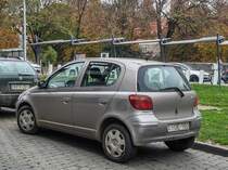 Rückansicht: Toyota Yaris Mk1 in November 2020.