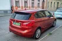 BMW 2 Active Tourer 225xe Plugin hybrid (Flamencorot / Flamenco red), gesehen in 08.2021.
