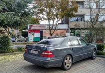 Rückansicht: Lexus LS dritte Generation in November 2020.