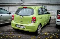 Rückansicht: grüner Nissan Micra K13. Foto: 11.2021