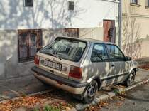 Rückansicht: Nissan Micra K10 mit dem typischen  eckigen  Design der 80ern. Foto: 11.2020.