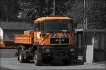 MAN FE360A vor der Tankstelle im Sonnenlicht des 24.04.2009.
