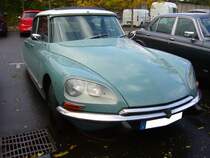 Citroen DS 21, in dieser Version gebaut von 1965 bis 1971. Die abgelichtete DS21 mit dem Faltschiebedach entstammt dem Modelljahr 1968. Der Vierzylinderreihenmotor hat einen Hubraum von 2175 cm³ und leistet 100 PS. Als Höchstgeschwindigkeit gab man am  Quai de Javel  175 km/h an. Besucherparkplatz der Düsseldorfer Classic Remise am 21.10.2021.