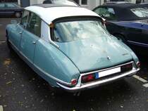 Heckansicht eines Citroen DS 21 aus dem Jahr 1968. Besucherparkplatz der Düsseldorfer Classic Remise am 21.10.2021.