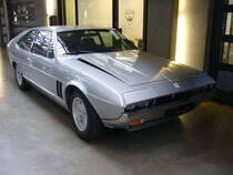 Iso Rivolta Lele der Seria due aus dem Jahr 1973. Dieses Modell wurde nach der Ehefrau des Firmengründers benannt. Die Dame hieß mit Vornamen Rachele. Ihr Kosename war  Lele . Das Modell wurde auf dem Turiner Autosalon des Jahres 1969 vorgestellt. Der gezeigte  Lele  ist einer von 129 Fahrzeugen, die mit einem V8-Motor aus dem Regal von Ford/USA bestückt waren. Dieser hat einen Hubraum von 5689 cm³ und leistet 325 PS. Der Wagen ist gemäß Beschreibung im Farbton argento 106E1 lackiert. Classic Remise Düsseldorf am 21.10.2021.