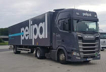 =Scania S 410 des Badmöbelherstellers PELIPAL steht auf dem Rasthof Fulda-Nord, 09-2021