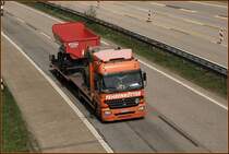 Actros 1841(?) von FEHRENK�TTER ist mit einem Kipper f�r die Landwirtschaft von  Krampa Klapper  bei Meinerzhagen unterwegs.