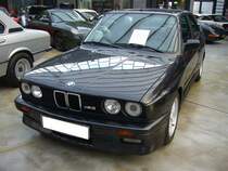 BMW E30 M3, gebaut von 1986 bis 1991. Der M3 war ursprünglich als Homologationsmodell für die Deutsche Tourenwagen Meisterschaft gedacht. Der gezeigte M3 wurde 1988 produziert und in Japan zugelassen. Im Jahr 2015 kehrte der M3 in sein  Geburtsland  zurück. Der Vierzylinderreihenmotor hat einen Hubraum von 2.302 cm³ und leistet 220 PS. Classic Remise Düsseldorf am 21.10.2021.