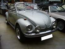 VW Typ 15  Käfer Cabriolet  1302 LS aus dem Modelljahr 1970. Vom Cabriolet verkaufte VW in diesem Modelljahr 18.008 Einheiten. Der im Heck verbaute, gebläsegekühlte Vierzylinderboxermotor leistet serienmäßig 50 PS aus einem Hubraum von 1584 cm³. Der hier gezeigte Typ 15 leistetet durch einige technische Verbesserungen allerdings 68 PS. Classic Remise Düsseldorf am 21.10.2021.