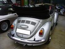 Heckansicht eines VW Typ 15  Käfer Cabriolet  1302 LS aus dem Modelljahr 1970. Classic Remise Düsseldorf am 21.10.2021.