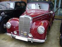 Mercedes Benz W187 220 Cabriolet B, wie es von 1951 bis 1954 gebaut wurde. Das Cabriolet B war als Viersitzer ausgelegt und verkaufte sich während der vierjährigen Bauzeit 997 mal. Der zweisitzige Bruder, 220 Cabriolet A, verkaufte sich 1.278 mal und stand auch ein Jahr länger im Mercedes Benz Verkaufsprospekt. Der Sechszylinderreihenmotor leistet 80 PS aus einem Hubraum von 2.195 cm³. Classic Remise Düsseldorf am 21.10.2021.