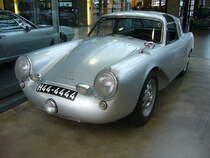 Glöckler Porsche Nr 7 von 1954. Die Nummer 7 war gleichzeitig der letzte Sportwagen von Glöckler. Auf der Basis eines Porsche 356 wurde beim Frankfurter Autohändler Walter Glöckler in Zusammenarbeit mit dem Karosseriewerk Weidenhausen/Frankfurt dieses interessante Coupe für den Renneinsatz konzipiert. Der im Heck verbaute Vierzylinderboxermotor, ebenfalls aus dem Hause Porsche, leistet 108 PS aus einem Hubraum von 1498 cm³. Classic Remise Düsseldorf am 21.10.2021.