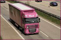 Das im Jahr 1962 gegr�ndete Transportunternehmen wurde 1970 ein Subunternehmen der Spedition Gondrand. Ab 1978 fast der Gr�nder den Entschluss im Eschener Industriegebiet ein Gesch�ftsgeb�ude zu errichten. Mit der Unabh�ngigkeit von Gonrand AG im Jahr 1995 wurde die REICH Transport AG mit Sitz in Nendeln (F�rstentum Lichtenstein) gegr�ndet.
Zu den Kerngebieten geh�ren neben der Schweiz auch Deutschland, �sterreich und Ungarn. Daneben besitzt REICH auch gro�e Erfahrung im englischen, franz�sischen, spanischen und slowenischen Raum. Kernaufgabe ist der Sammel- und St�ckgutverkehr. Im Teil- und Komplettladungsbereich wird der gesammte europ�ische Kontinent angefahren. 
Nun zum Bild: DAF XF105.460SCC  SuperSpaceCab  ist bei Meinerzhagen in Richtung S�den unterwegs.