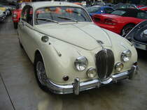 Jaguar MK II 3.8 Litre, gebaut von 1959 bis 1968 im Jaguar Stammwerk Coventry. Es gab den MK II in drei Motorisierungsvarianten: 2.4 Litre, 3.4 Litre und den hier abgelichteten 3.8 Litre. Das stärkste Modell dieser Baureihe hat einen Sechszylinderreihenmotor, der aus einem Hubraum von 3781 cm³ zwischen 220 PS und 223 PS leistet. Die Höchstgeschwindigkeit soll 190 km/h betragen haben. Classic Remise Düsseldorf am 21.10.2021.