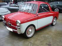 Autobianchi Bianchina Coupe, gebaut in den Jahren von 1957 bis 1969. Bei der Bianchina handelt es sich um nichts anderes, als um einen Fiat Nuova Cinquecento mit einer Sonderkarosserie. Es gab das Modell auch als Limousine, Cabriolet und Kombimodell. Die Motorisierung war immer an der Technik des jeweils aktuelle Fiat 500 angelehnt. Classic Remise Düsseldorf am 21.10.2021.