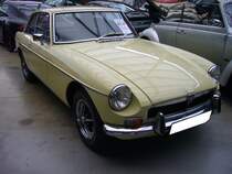 MG B GT 1800. Während der MG B Roadster bereits 1962 eingeführt wurde, kam der als 2+2 Sitzer ausgelegte MG B GT, erst im Oktober 1965 auf den Markt. Er war, genau wie der Roadster, bis 1980 im Verkaufsprogramm der Marke aus Coventry. Während sich das Roadster Modell während der gesamten Produktionszeit fast 400.000 mal verkaufte, wurde vom GT Modell genau 125.282 Einheiten abgesetzt. Der Vierzylinderreihenmotor hat einen Hubraum von 1798 und leistet 92 PS. Die Höchstgeschwindigkeit lag bei 168 km/h. Der gezeigte Wagen wurde im Jahr 1974 produziert und ist im Farbton chartreuse yellow lackiert. Classic Remise Düsseldorf am 21.10.2021.