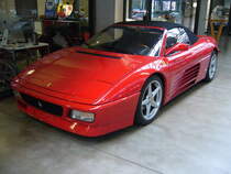 Ferrari 348 Spider. Das Auto basierte auf der bereits 1989 vorgestellten Modellreihe 348TB und 348TS. Im Jahr 1993 erfolgten leichte Modifizierungen und das Cabriolet nannte sich ab da 348 Spider. Bis zum Produktionsende im Jahr 1995 verließen 1146 Fahrzeuge dieses Typs die Werkshallen. Der als Mittelmotor verbaute V8-Motor hat einen Hubraum von 3405 cm³ und leistet 320 PS. Die Höchstgeschwindigkeit wurde seinerzeit mit 275 km/h angegeben. Classic Remise Düsseldorf am 21.10.2021.
