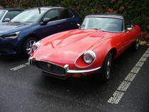 Jaguar E-Type Series III Roadster mit einem Hardtop-Dach. Die Series III Modelle waren die letzte Serie des legendären E-Type und wurden von 1971 bis 1974 produziert. Der V12-Motor leistet 267 PS aus einem Hubraum von 5343 cm³. Besucherparkplatz der Düsseldorfer Classic Remise am 21.10.2021.