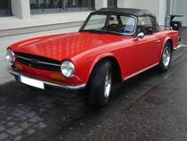 Triumph TR6 im Farbton signalred, produziert von 1970 bis 1975. Im Jahr 1970 erschien der letzte Abkömmling der legendären Triumph TR-Baureihe in Form des TR6. Die Karosserie hatte der legendäre Giovanni Michelotti (*1921 +1980) gezeichnet. Der Sechszylinderreihenmotor des TR6 stammt vom Triumph 2000 und wurde auf 2498 cm³ Hubraum aufgebohrt. Dieser Motor leistet 150 PS und beschleunigt den TR6 auf eine Höchstgeschwindigkeit von 190 km/h. Besucherparkplatz der Düsseldorfer Classic Remise am 21.10.2021.