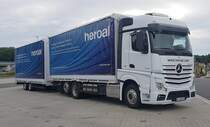 =MB Actros-Hängerzug der Firma HEROAL rastet im Juli 2021 an der A 7