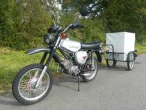 Simson S51 Enduro Baujahr 1985, mit einem MKH/M3 Anhänger Baujahr 1977. Aufgenommen am 15.10.2021