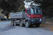 Dieser Renault Kipper stand am 17.10.2021 vor dem Bahnhof Becov nad Teplou in Tschechien.