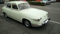 Panhard PL 17 Limousine, produziert von 1959 bis 1965. Die Fahrzeuge der Baureihe PL 17 waren das letzte PKW-Modell der legendären Marke Panhard aus Frankreich. Der extrem aerodynamische geformte Wagen (cw-Wert von 0,26) wiegt nur ca. 800 kg. Somit verhilft der Zweizylinderboxermotor mit einer Leistung von 42 PS aus einem Hubraum von 851 cm³ dem Auto zu einer Höchstgeschwindigkeit von 130 km/h. Lindau am Bodensee am 18.10.2021.