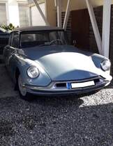 Citroen ID 19, gebaut von 1959 bis 1966. Die ID Modelle waren mit ihrer nicht so üppigen Ausstattung, die  Sparmodelle  der Göttin. Die abgelichtete ID wurde 1959 erstmalig zugelassen. Der Vierzylinderreihenmotor hat einen Hubraum von 1911 cm³ und leistet 62 PS. Friedrichshafen am Bodensee am 23.10.2021.