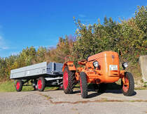 Ein Allgaier AP 17 (Baujahr 1951) mit einem Welger Bauernwagen vom Typ 50G (Baujahr 1961) im Herbst 2021.