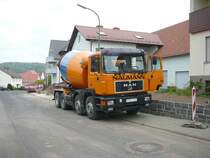 MAN 32-322 der Firma Naumann liefert Beton f�r das Gartenmauerfundament am 27.04.09 in 36100 Petersberg-Marbach