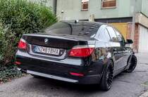 Rückansicht: BMW 5 E60 mit coolen Reifen (11.2020).