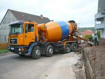 MAN 32-322 der Firma Naumann liefert Beton f�r das Gartenmauerfundament am 27.04.09 in 36100 Petersberg-Marbach