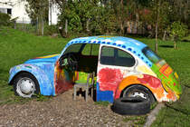 Eigentlich sollte dieser VW Käfer wieder fahren. Aber immerhin wurde er (vorerst) vor dem Verschrotten gerettet und dient den Kindern des Kinderharten Hohenems St. Anton als Spielzeug (2021-10-15).