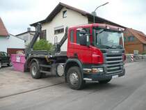 Scania P 310 holt einen Bauschuttcontainer ab, 27.04.09 in 36100 Petersberg-Marbach