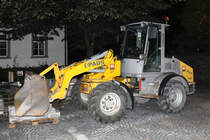 Schwenklader Paus Sl755 von Rhomberg Bau nächtens in Hohenems (Vorarlberg) abgestellt (2021-09-17).