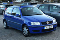 VW Polo III Typ 6N2 mit »Fetzendach« (Faltdach) am Parkplatz Werdenberg bei Buchs SG (2020-11-07) [Upload mit Einverständnis der Besitzerin].