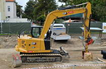 Bei CAT wird dieser doch schon recht große Raupenbagger vom Typ CAT 310 tatsächlich noch in die Kategorie Minibagger eingeordnet aber am oberen Ende dieser Leistungsklasse in dieser Kategorie, 22.09.21 Dresdner Bahn Baustelle Berlin Marienfelde.