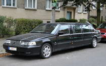 Eine Volvo Typ ?-Stretch-Limousine, in der Vergangenheit gab es unter anderem den Volvo 760 als verlängerte Version im Fuhrpark des SED-Politbüro der ehemaligen DDR, ob es sich bei diesem Fahrzeug um eines der Fahrzeuge handelt?, immerhin wurden insgesamt etwa 150 Volvo 760 für die Staatsführung der DDR produziert, davon etwa 110 Stretch-Limousinen Typ VOLVO 760 GLE, 19.09.21 Berlin Pankow. 