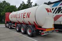 =MB Actros-Silozug mit einem Auflieger von TORWESTEN rastet in Juni 2021 an der A 5