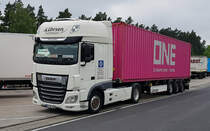 =DAF XF der Spedition LÜHRSEN unterwegs mit einem Container von ONE, 07-2021