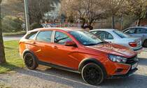 Lada Vesta SW Cross in der Farbe  Orange mars , fotografiert in 03.2021.