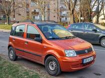 Fiat Panda in der Farbe  Arancio Terra , fotografiert in 03.2021.
