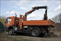 Anschlie�end wurde Erdreich geladen. Das wurde dann um die Pflasterfl�che verteilt. Hier einige Aufnahmen w�hrend des Ladevorganges mit dem ATEGO 1828  PALIFT  auf dem Lagerplatz. (08.04.2009) 

