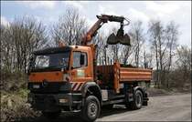 ATEGO 1828  PALIFT  beim beladen mit Erddreich. (08.04.2009)