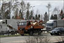 Nach dem Winter sind die Leitpfosten durch Schnee, Salz und Umwelteinfl�ssen verschmutzt. Im Fr�hjahr wird mit dem MAN LE10.220 der Wassertank mit 2000 Liter Fassungsverm�gen aufgesetzt und mit dem Leitpfostenwaschger�t wird jeder Pfosten auf der A45 zwischen Schwerte-Ergste und Drolshagen bzw. A46 zwischen Hagen und Hemer inklusive Anschlussstellen gerreinigt. Hier aufgenommen beim Rastplatz R�lveder M�hle. Der MAN LE10.220 besitzt einen 220PS starken 6 Zylinder Reihenmotor mit 6871 cm� Hubraum. Zum Vergleich der ATEGO 1828 besitzt ebenfalls einen Reihensechszylinder MIT 286PS ABER nur 6.374 cm� Hubraum(!)....
