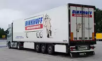 =MB Actros-Sattelzug von BINKHOFF-Kühltransporte steht im Juli 2021 auf einer Rastanlage an der A 7