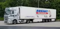 =MB Actros-Sattelzug von BINKHOFF-Kühltransporte steht im Juli 2021 auf einer Rastanlage an der A 7